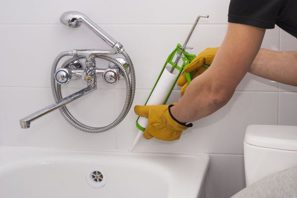 Bathtub Caulking in Hilliard
